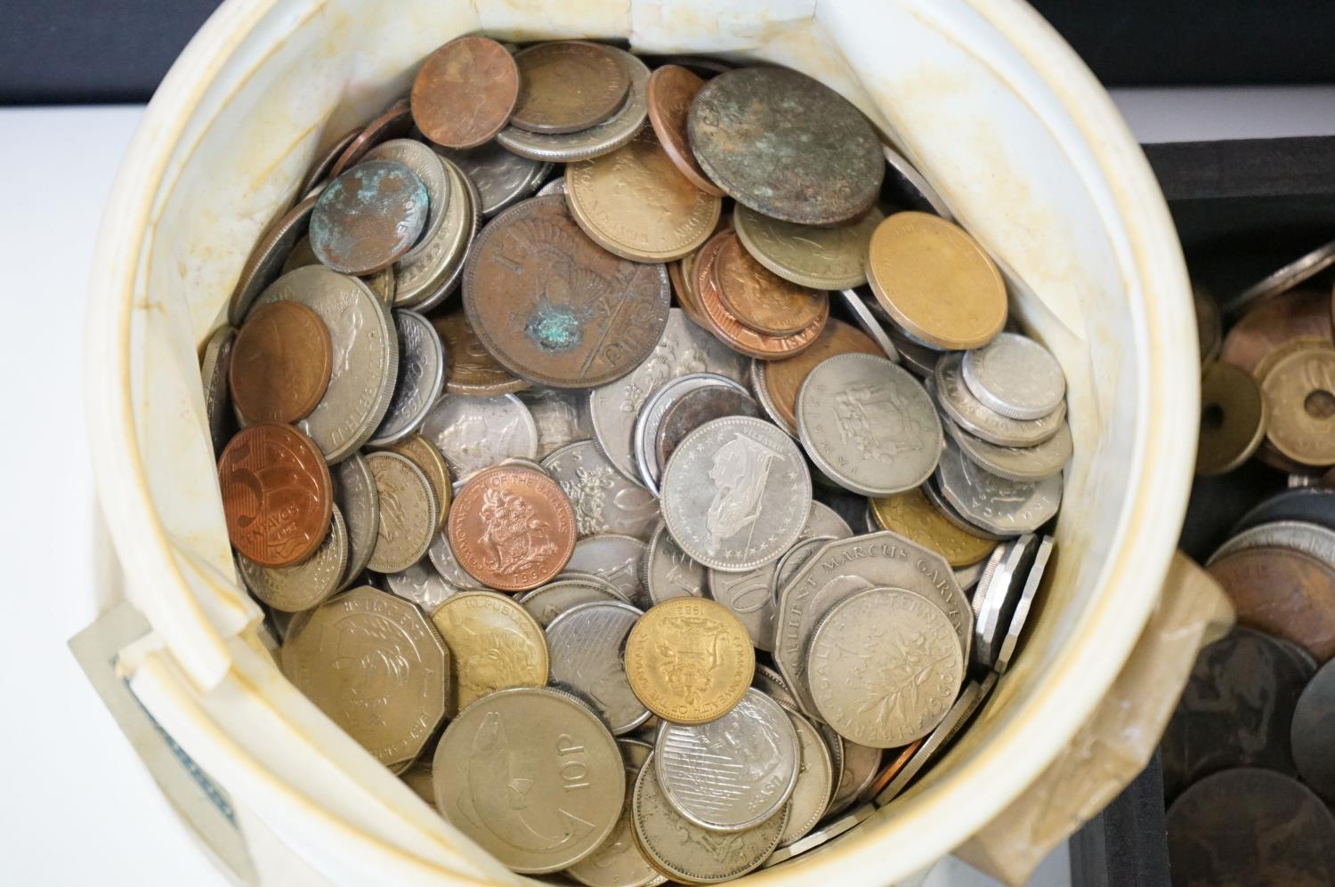 A large collection of mixed British & Foreign coins to include uncirculated examples. - Image 4 of 17