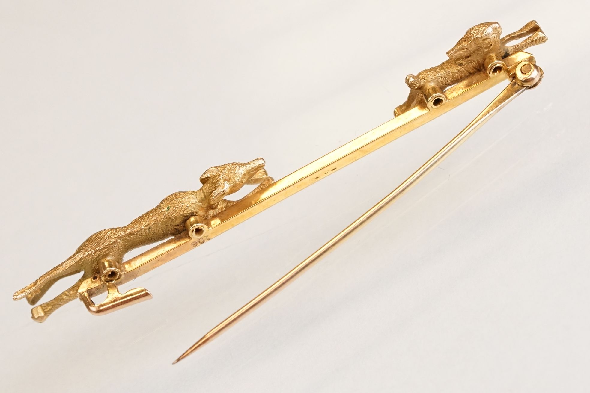 Early 20th century 9ct yellow gold bar brooch modelled as a hound dog chasing a rabbit, early 20th - Image 6 of 8
