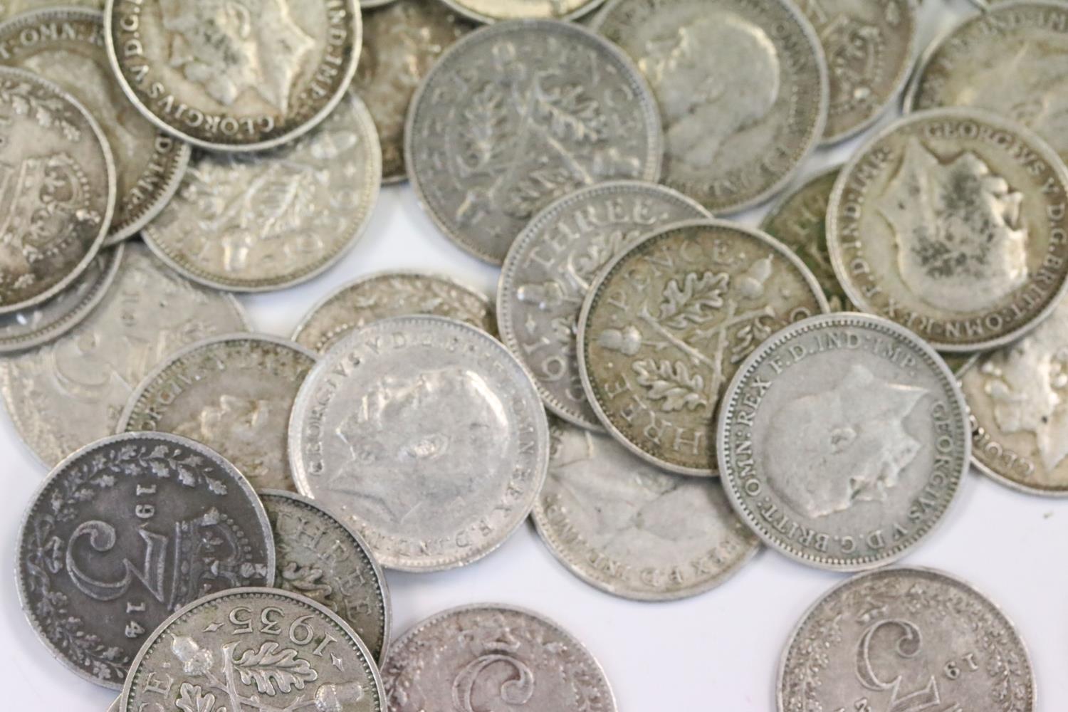 A collection of approx 200 x King George V silver threepence coins. - Image 2 of 8