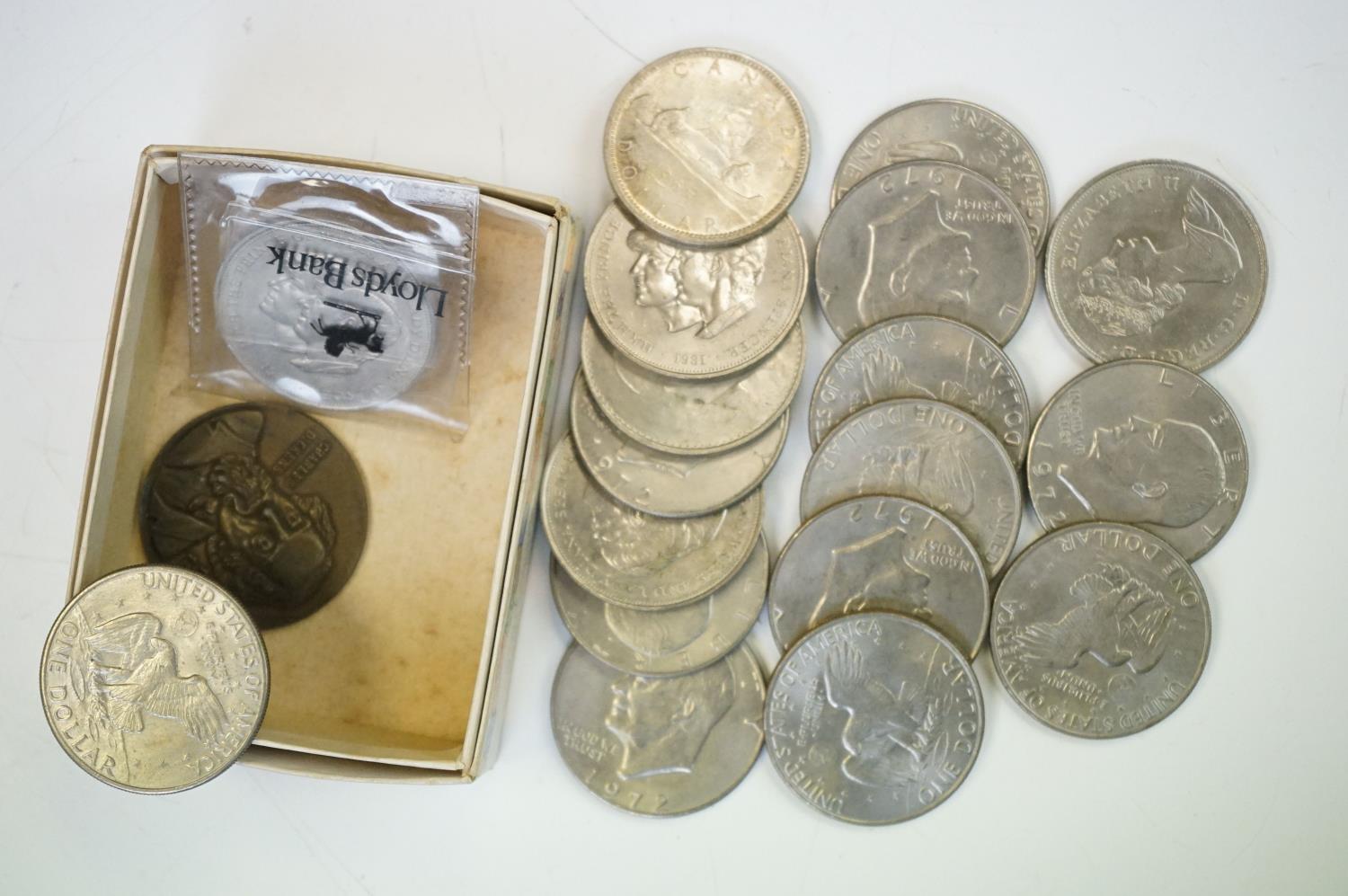 A large collection of mixed British & Foreign coins to include uncirculated examples. - Image 16 of 17