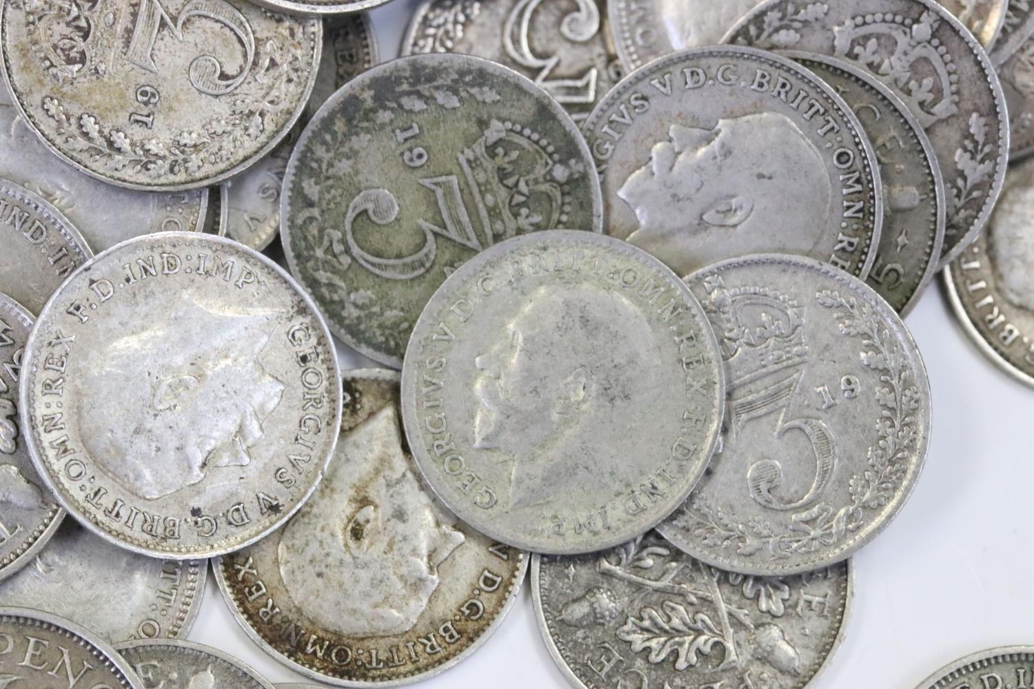 A collection of approx 200 x King George V silver threepence coins. - Image 4 of 8