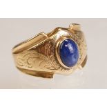 Star sapphire 18ct yellow gold ring, the oval cabochon cut sapphire displaying six-rayed star,