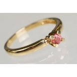 Orange stone 18ct yellow gold ring, pink-orange stone either topaz or padparadscha sapphire, round