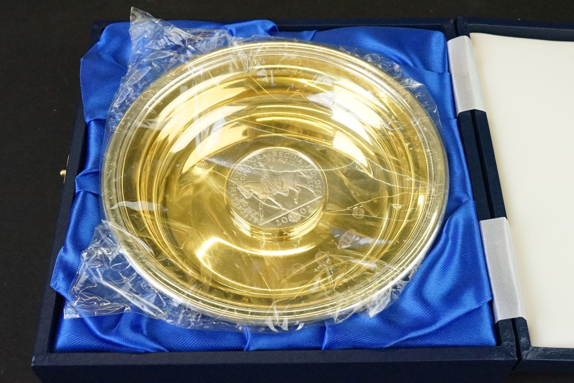 Royal Mint silver parcel gilt Jubilee dish, limited edition, no. 37/500, Elizabeth II £5 coin to - Image 2 of 7