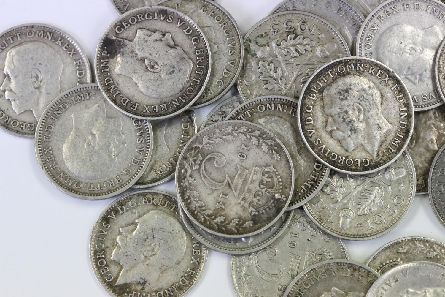 A collection of approx 200 x King George V silver threepence coins. - Image 7 of 8