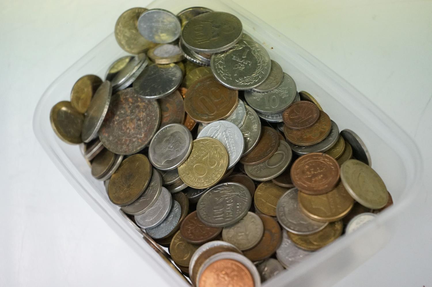 A large collection of mixed British & Foreign coins to include uncirculated examples. - Image 12 of 17