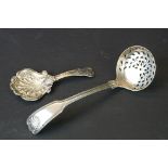 Victorian silver sifting spoon in the fiddle thread & shell pattern (approx 14.5cm long,