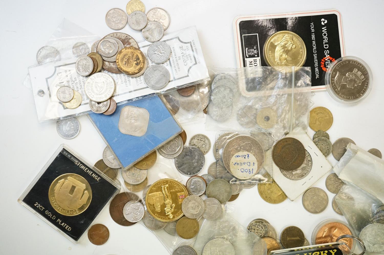 A large collection of British pre decimal and commemorative coins and foreign coins to include - Image 12 of 19