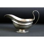 George V silver gravy boat, raised on an oval pedestal base, Sheffield 1914 - Martin, Hall & Co (