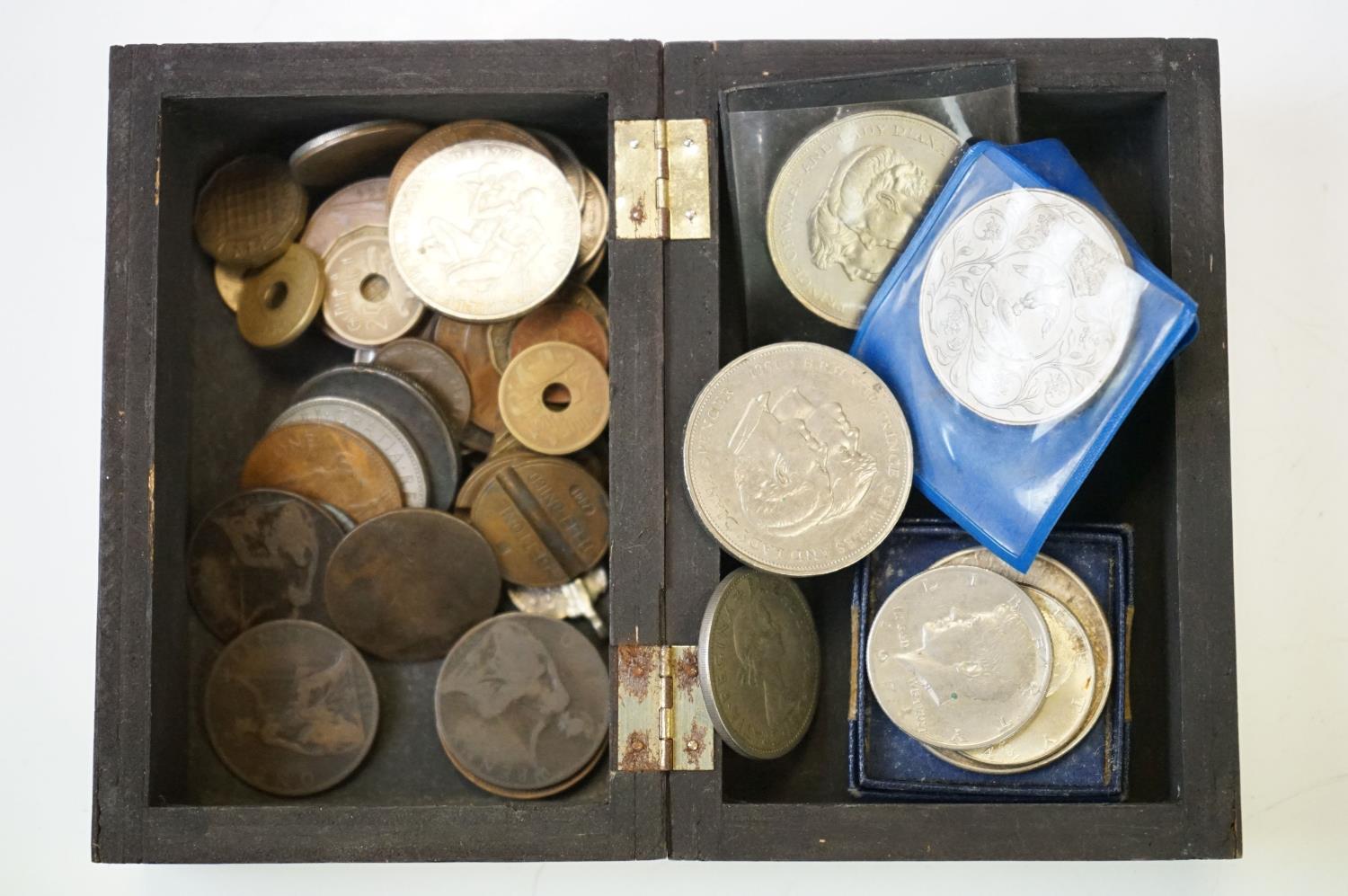 A large collection of mixed British & Foreign coins to include uncirculated examples. - Image 14 of 17