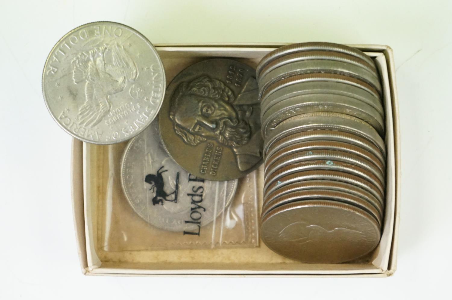A large collection of mixed British & Foreign coins to include uncirculated examples. - Image 15 of 17