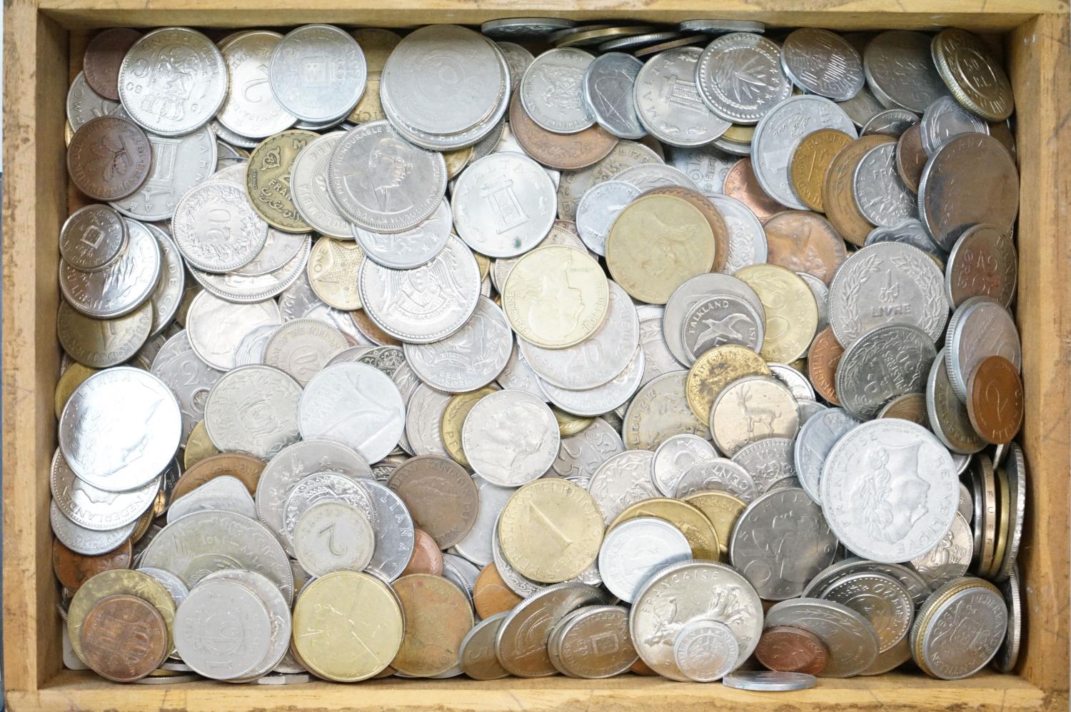 A large collection of mixed British & Foreign coins to include uncirculated examples. - Image 2 of 17