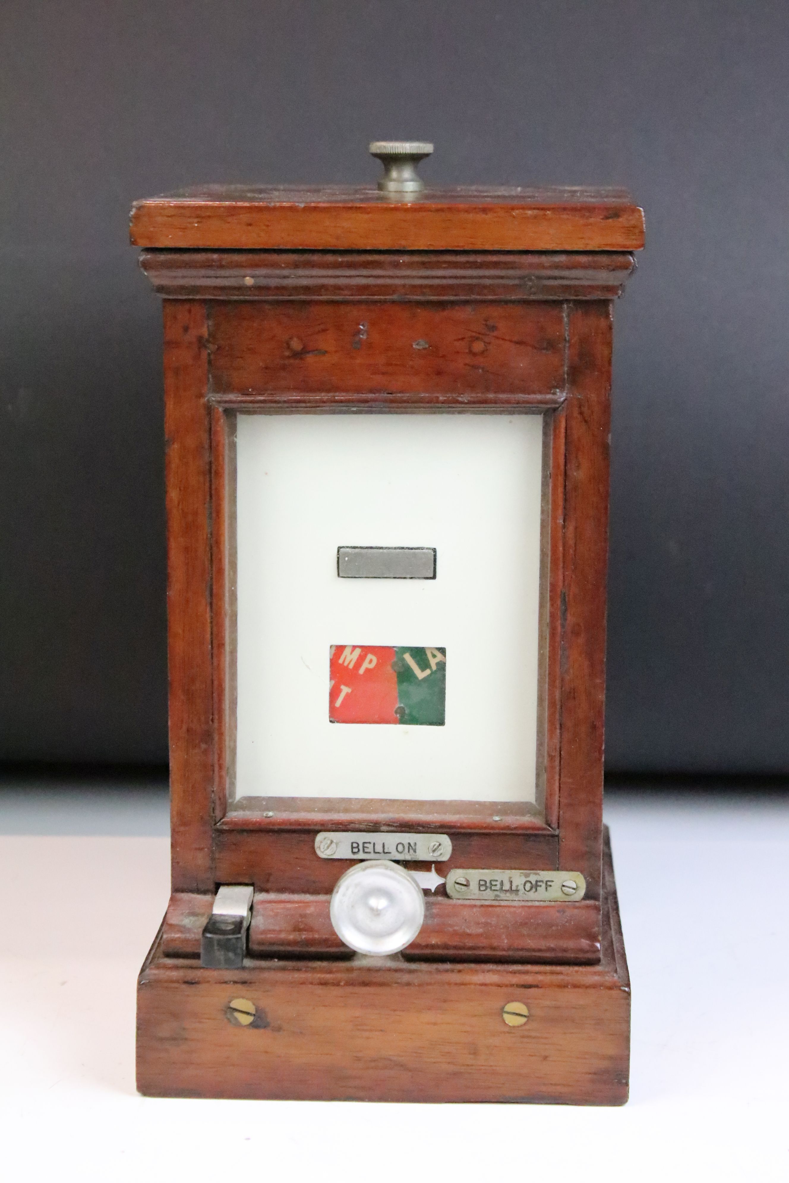 Railwayana - A Mid 20th C mahogany cased lamp repeater, with bell on/off switch. Measures approx - Image 2 of 5