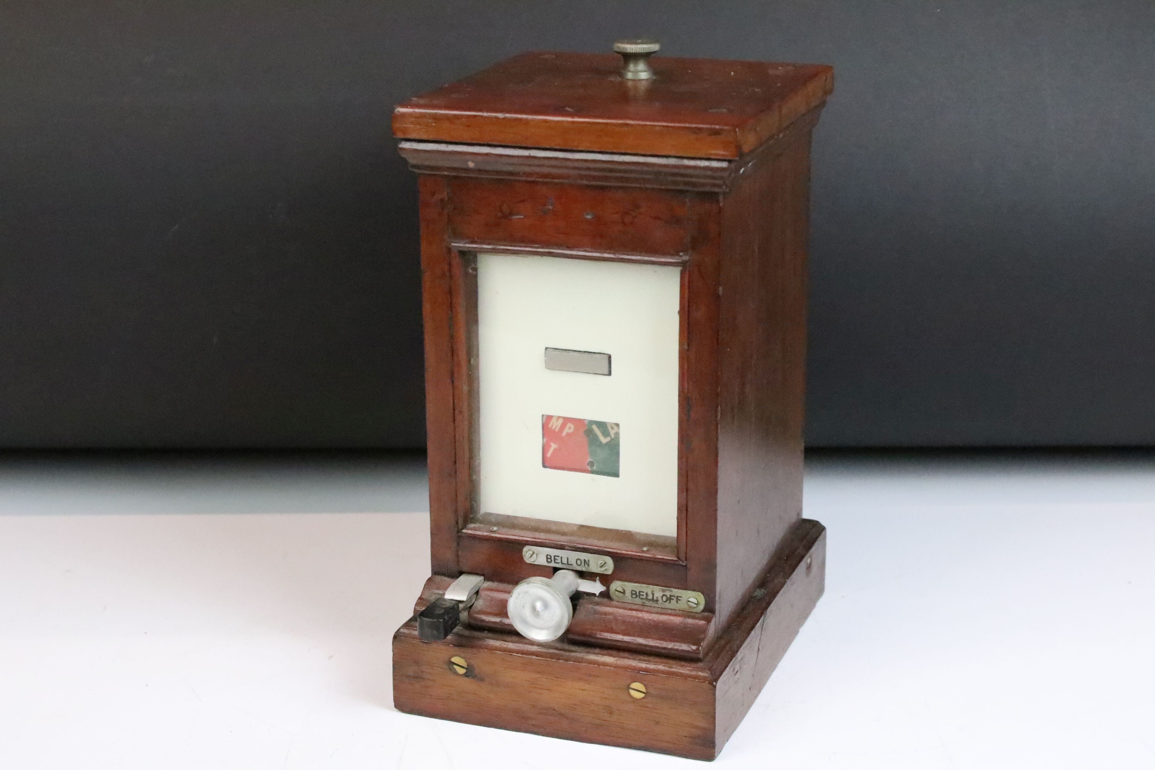 Railwayana - A Mid 20th C mahogany cased lamp repeater, with bell on/off switch. Measures approx