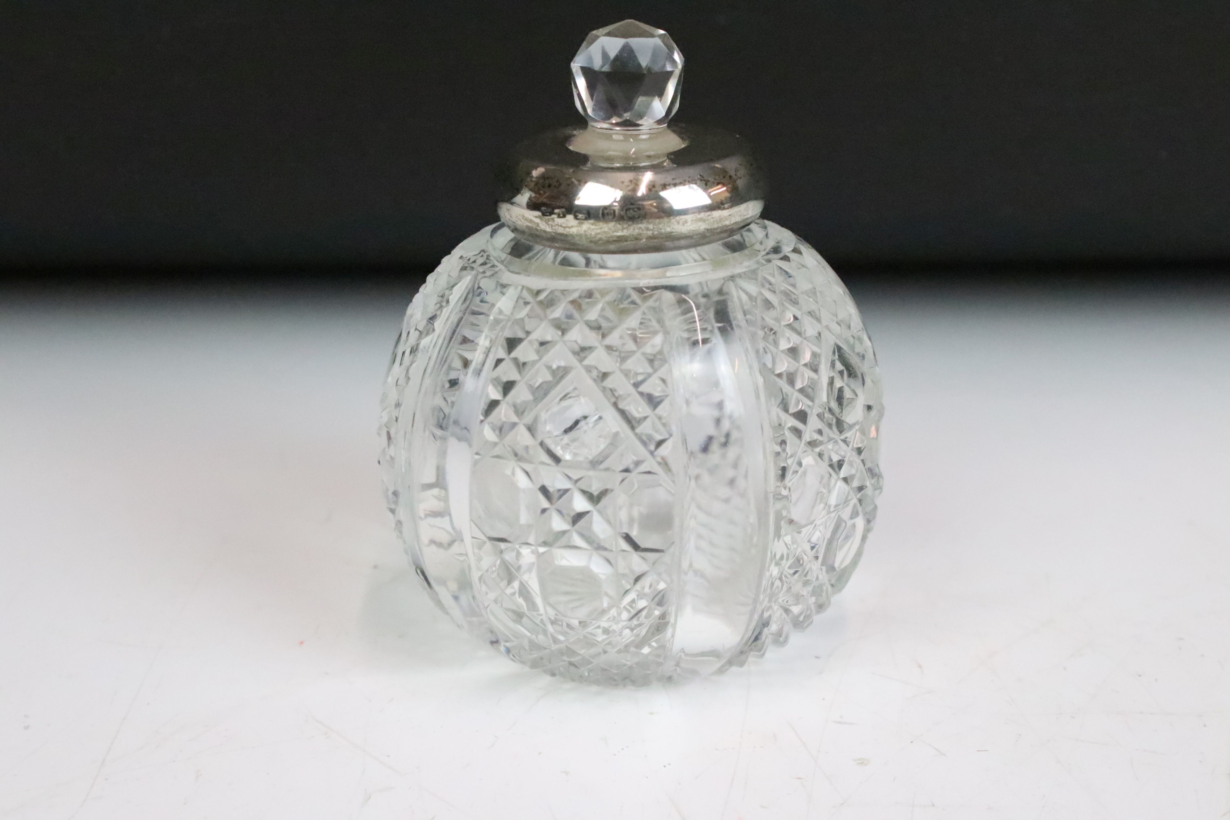 A box of mixed vanity collectables to include fully hallmarked sterling silver topped jars. - Image 6 of 7