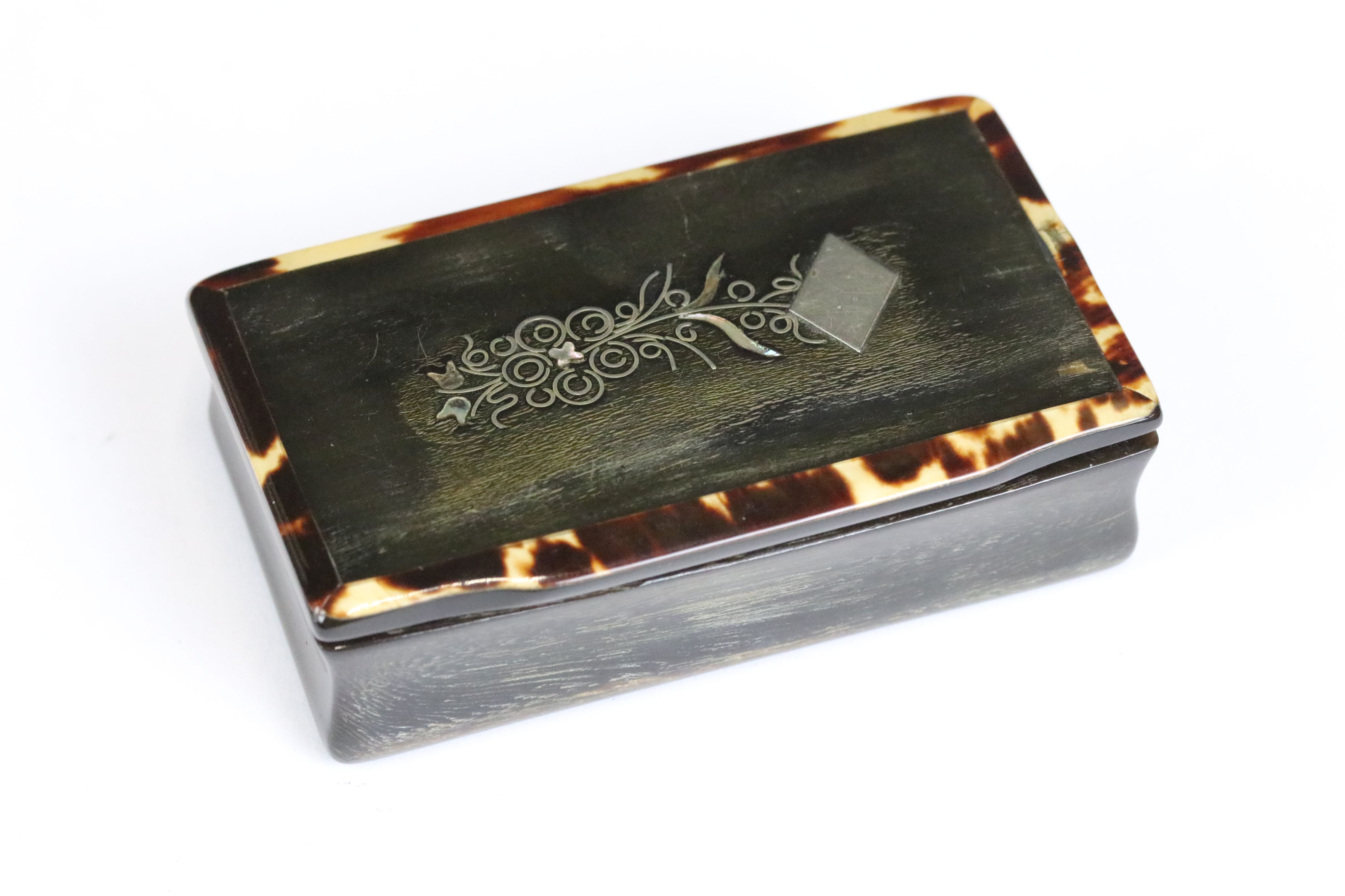 An antique horn and faux tortoiseshell snuff box with silver plique decoration, measures approx