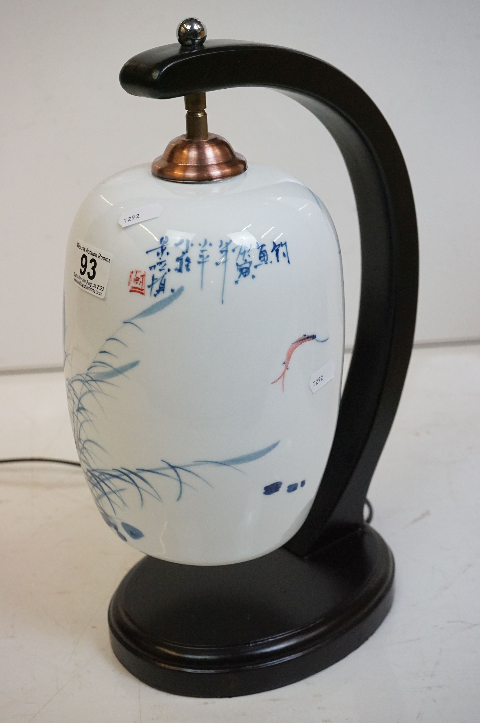 Chinese 'Ming Ming Xiang' table lamp, the blue & white hanging glass shade decorated with figures - Image 3 of 5