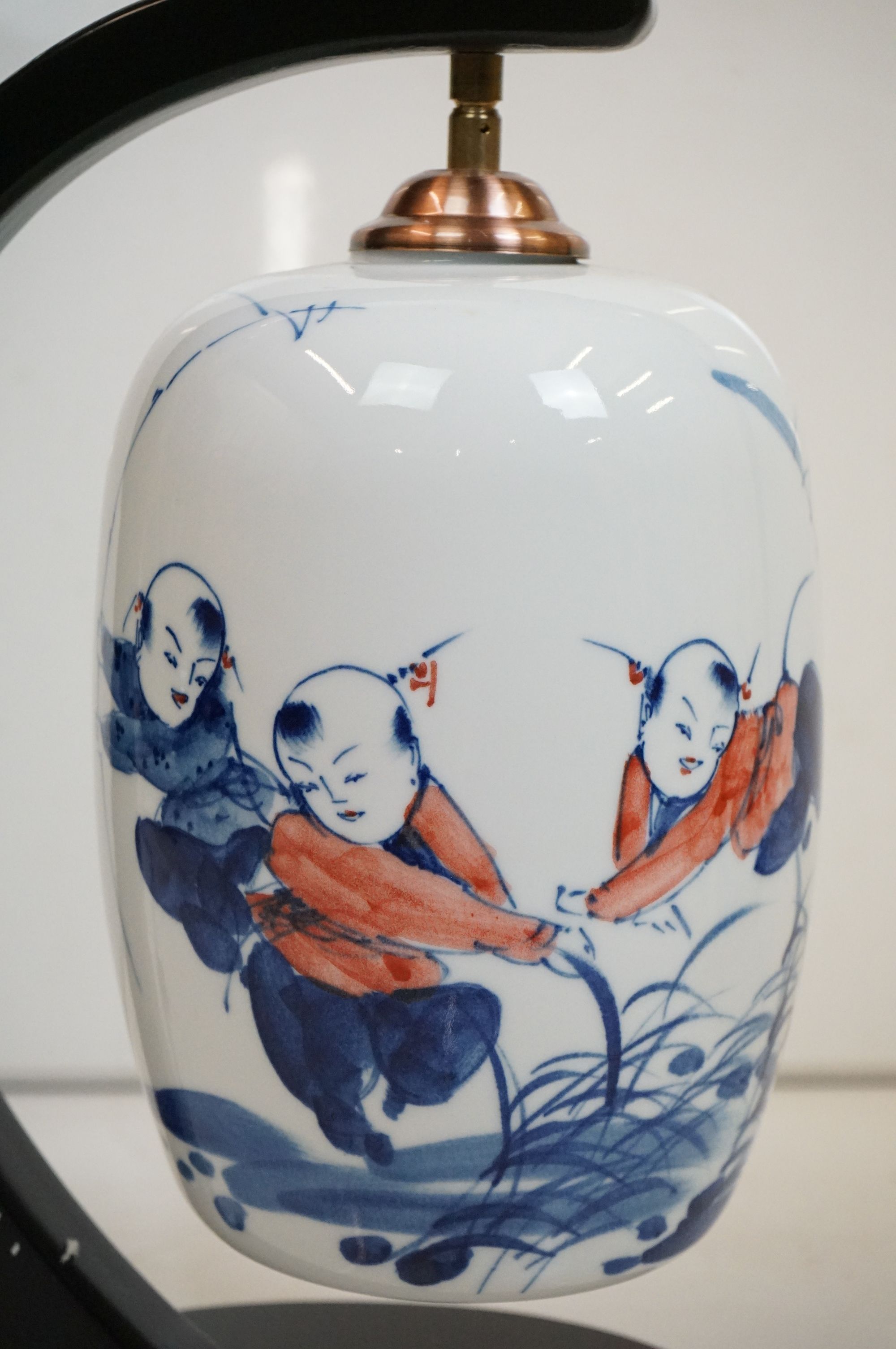 Chinese 'Ming Ming Xiang' table lamp, the blue & white hanging glass shade decorated with figures - Image 2 of 5