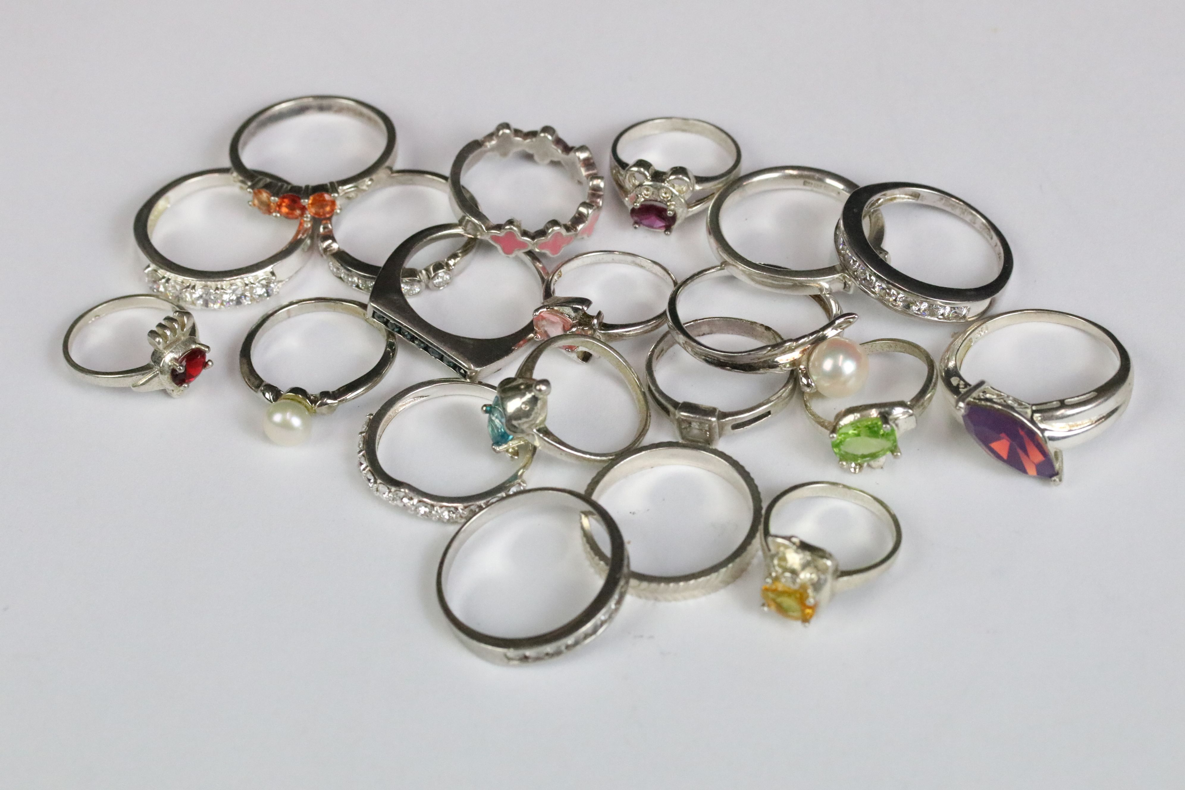 Collection of twenty silver rings