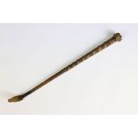 A finely carved wooden riding crop with dog's head finial, measures approx 37cm in length.