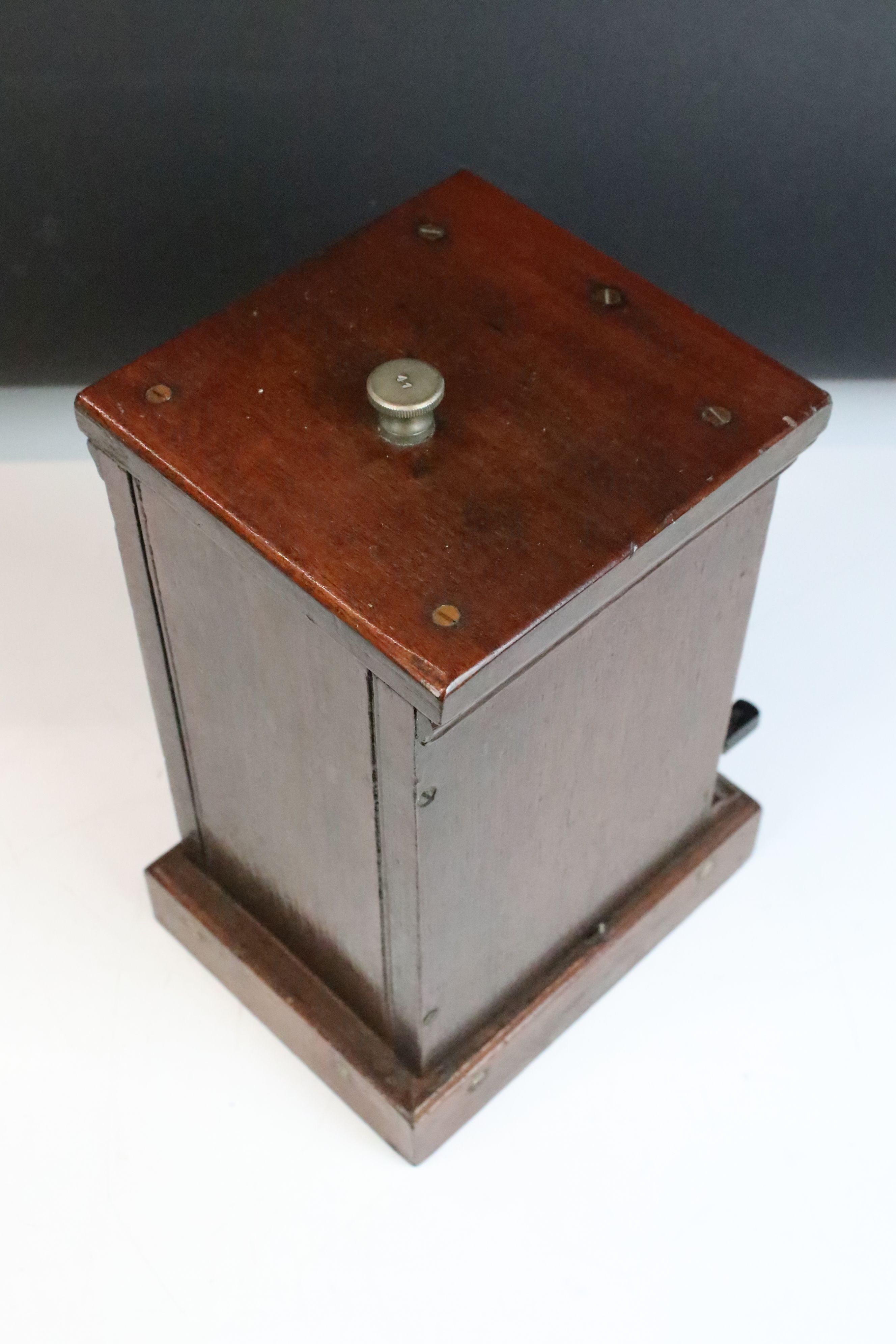 Railwayana - A Mid 20th C mahogany cased lamp repeater, with bell on/off switch. Measures approx - Image 4 of 5
