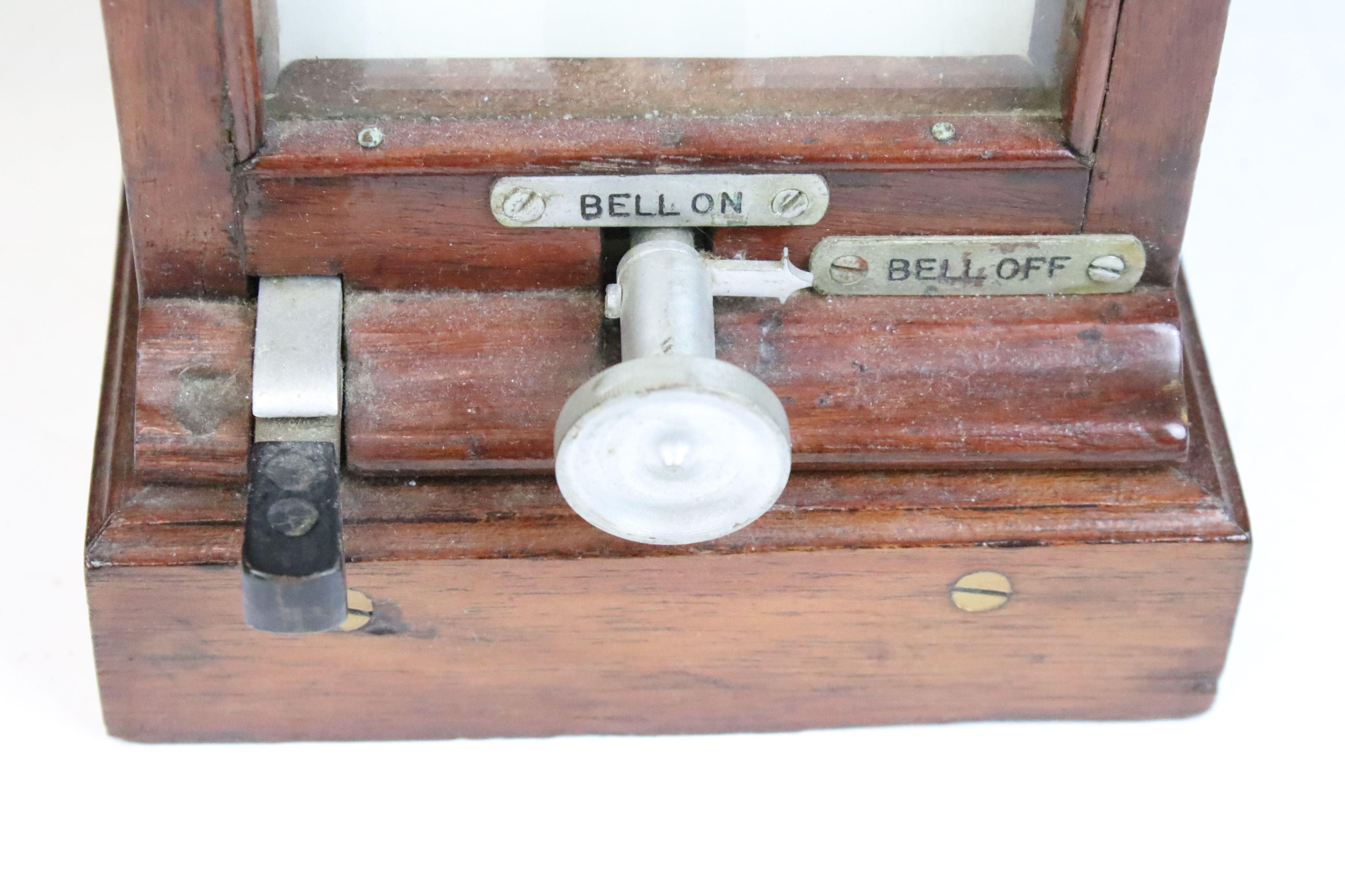 Railwayana - A Mid 20th C mahogany cased lamp repeater, with bell on/off switch. Measures approx - Image 3 of 5