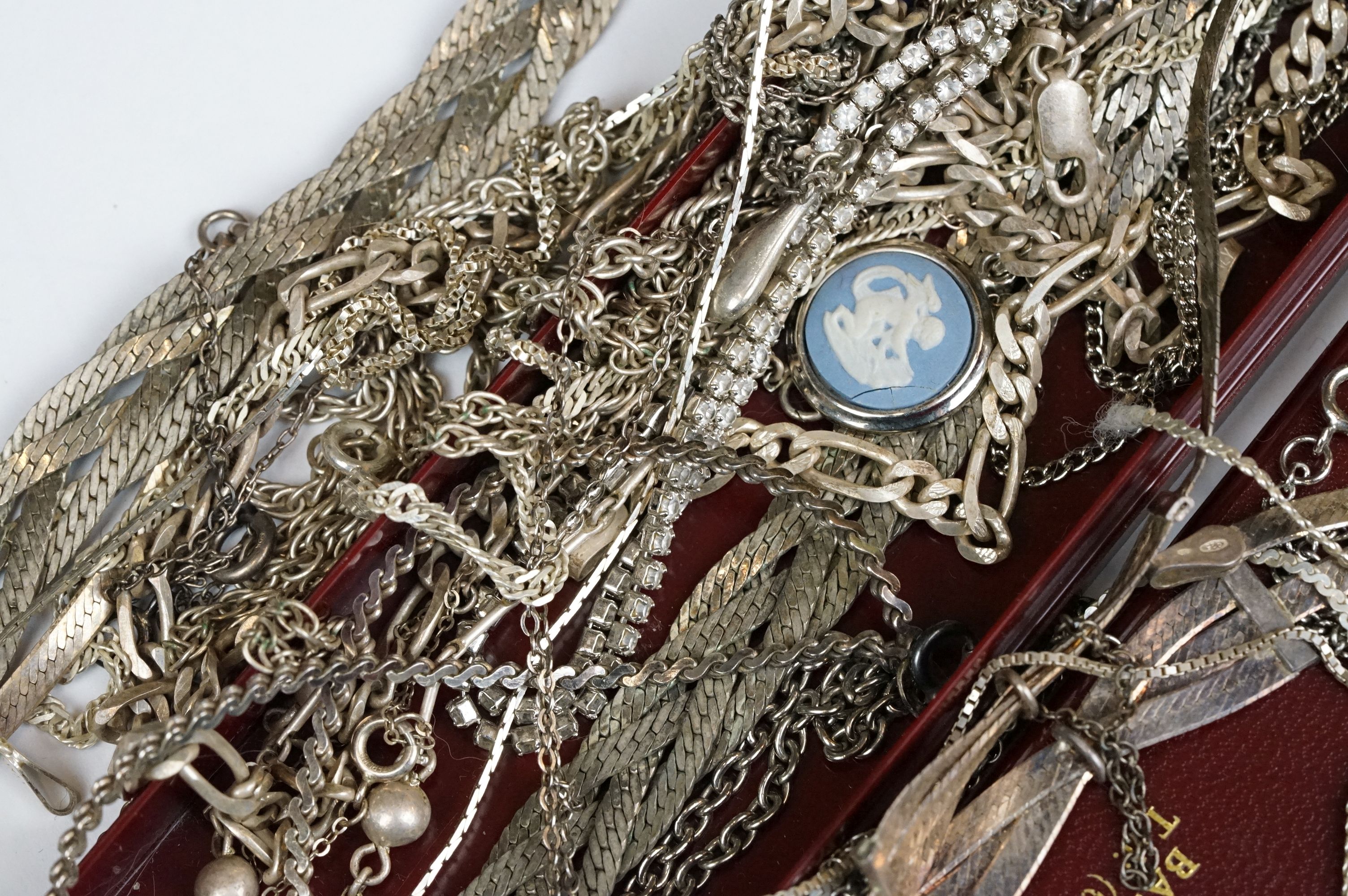 A collection of 925 Sterling Silver jewellery to include necklaces and pendants. - Image 4 of 5