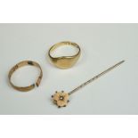 A Small collection of 9ct gold jewellery to include a signet ring, tie pin and a wedding band.
