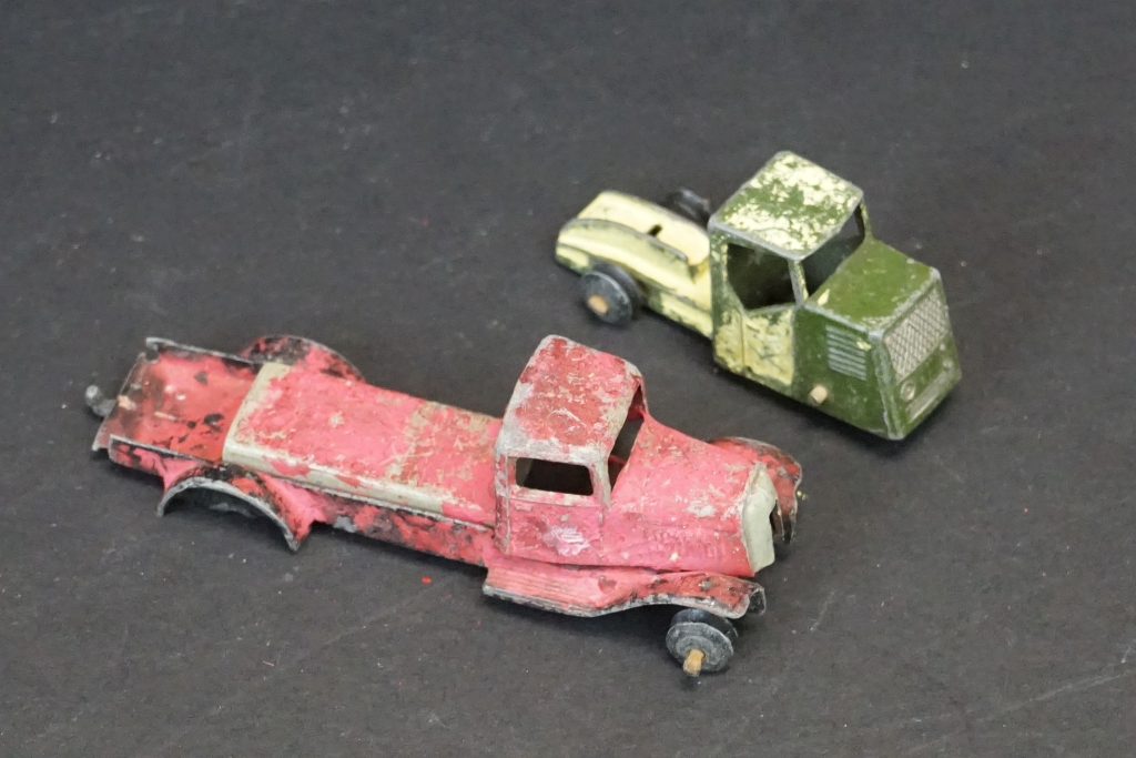 Around 25 early-mid 20th C play worn diecast models to include road, commercial and racing examples - Image 10 of 12
