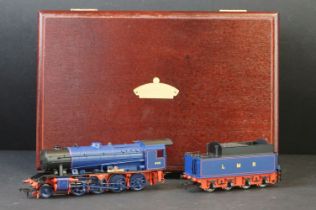 Cased Bachmann OO gauge WD 2-9-0 Sir Guy Williams locomotive, complete with paperwork