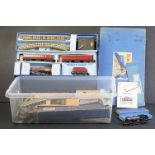 Quantity of Hornby Dublo model railway to include boxed EDP2 Passenger Train Set (tatty box,