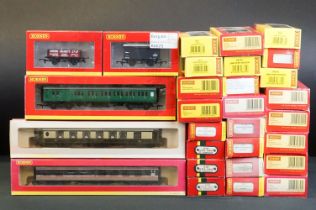 29 Boxed Hornby OO gauge items of rolling stock to include R4302B, R4306B, R4320A, R4165, R4164 etc