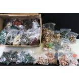 Collection of over 1300 plastic figures, soldiers and accessories, mainly unmarked examples,