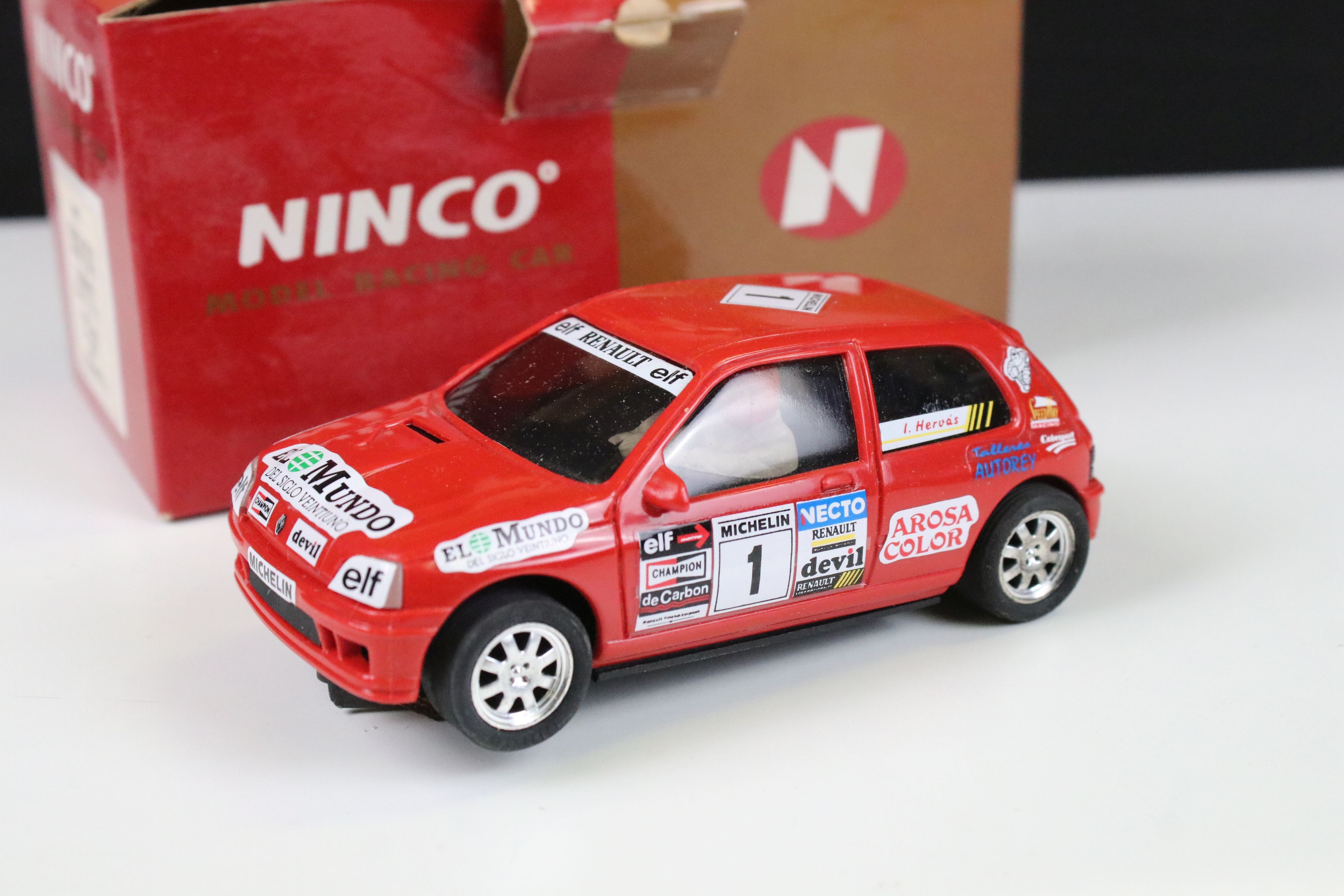 Nine cased / boxed Ninco slot cars to include, 50101 Renault Clio 16V, 50102 Renault Clio 16V, 50104 - Image 10 of 10