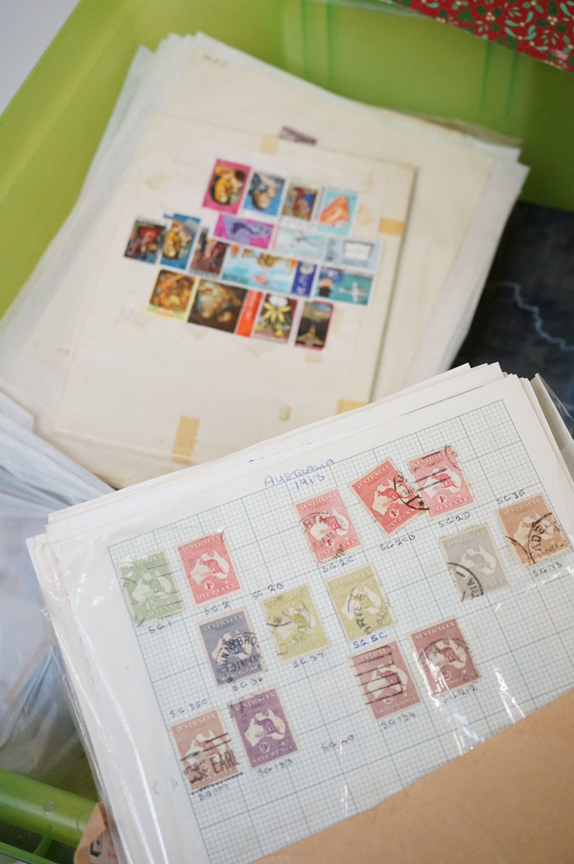 Collection of mostly loose assorted world stamps, mostly franked. The collection spans the 20th - Image 4 of 9