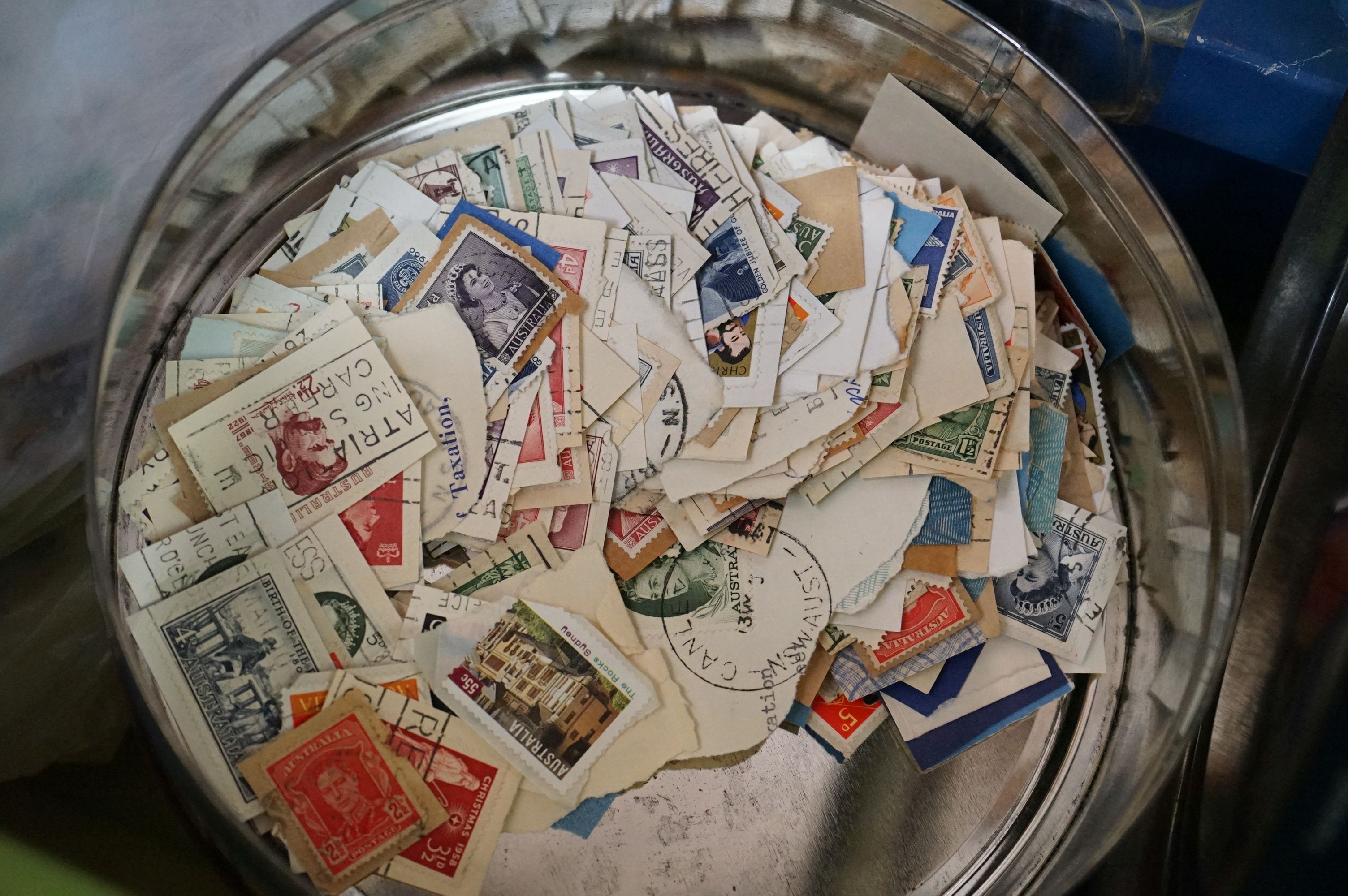 Collection of mostly loose assorted world stamps, mostly franked. The collection spans the 20th - Image 6 of 9