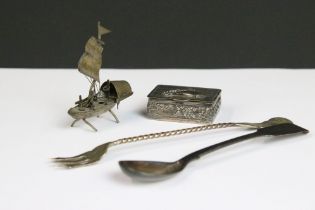 A small group of hallmarked silver collectables to include a spoon, pickle fork and a pill box