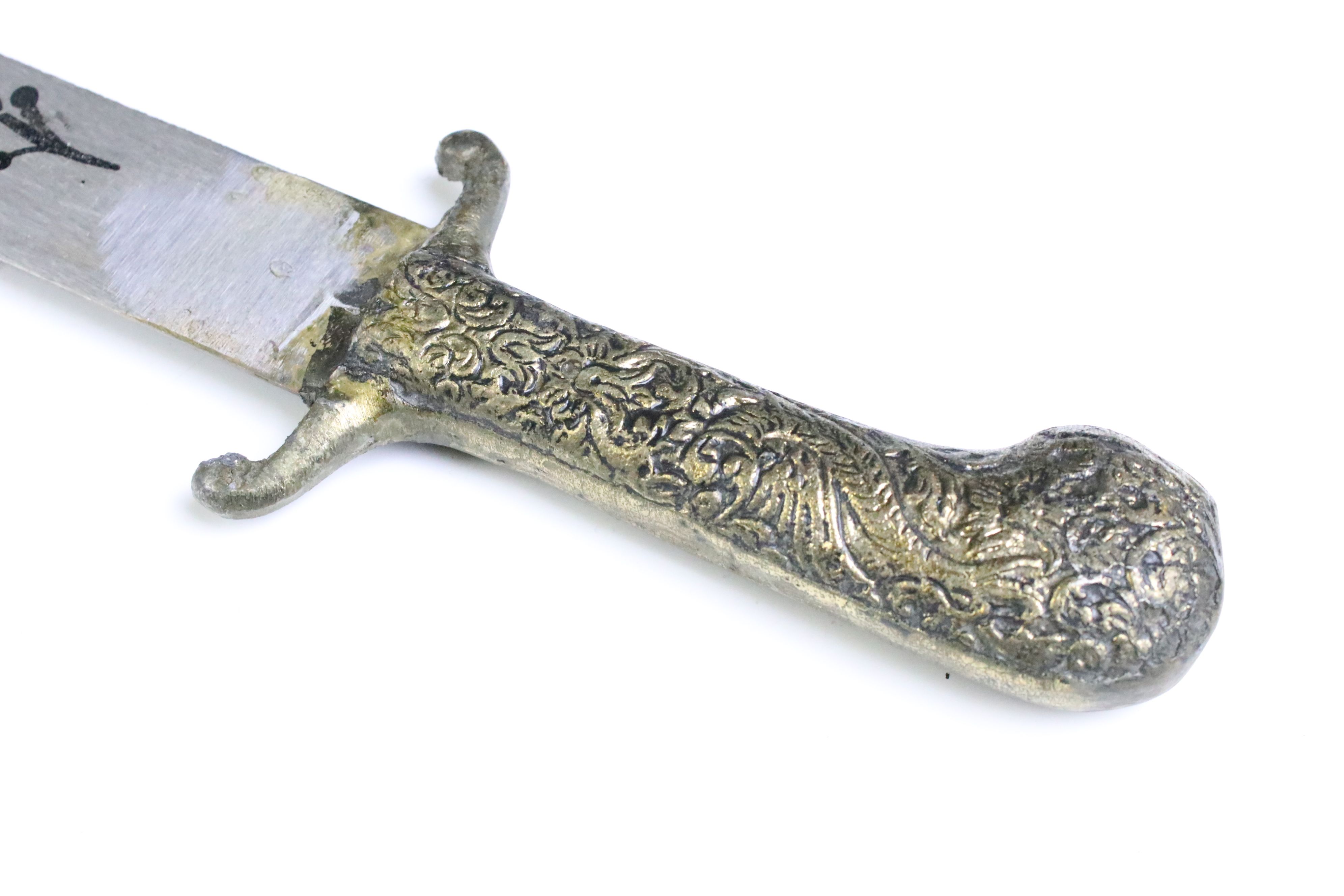 A reproduction short sword together with a similar dagger. - Image 3 of 8