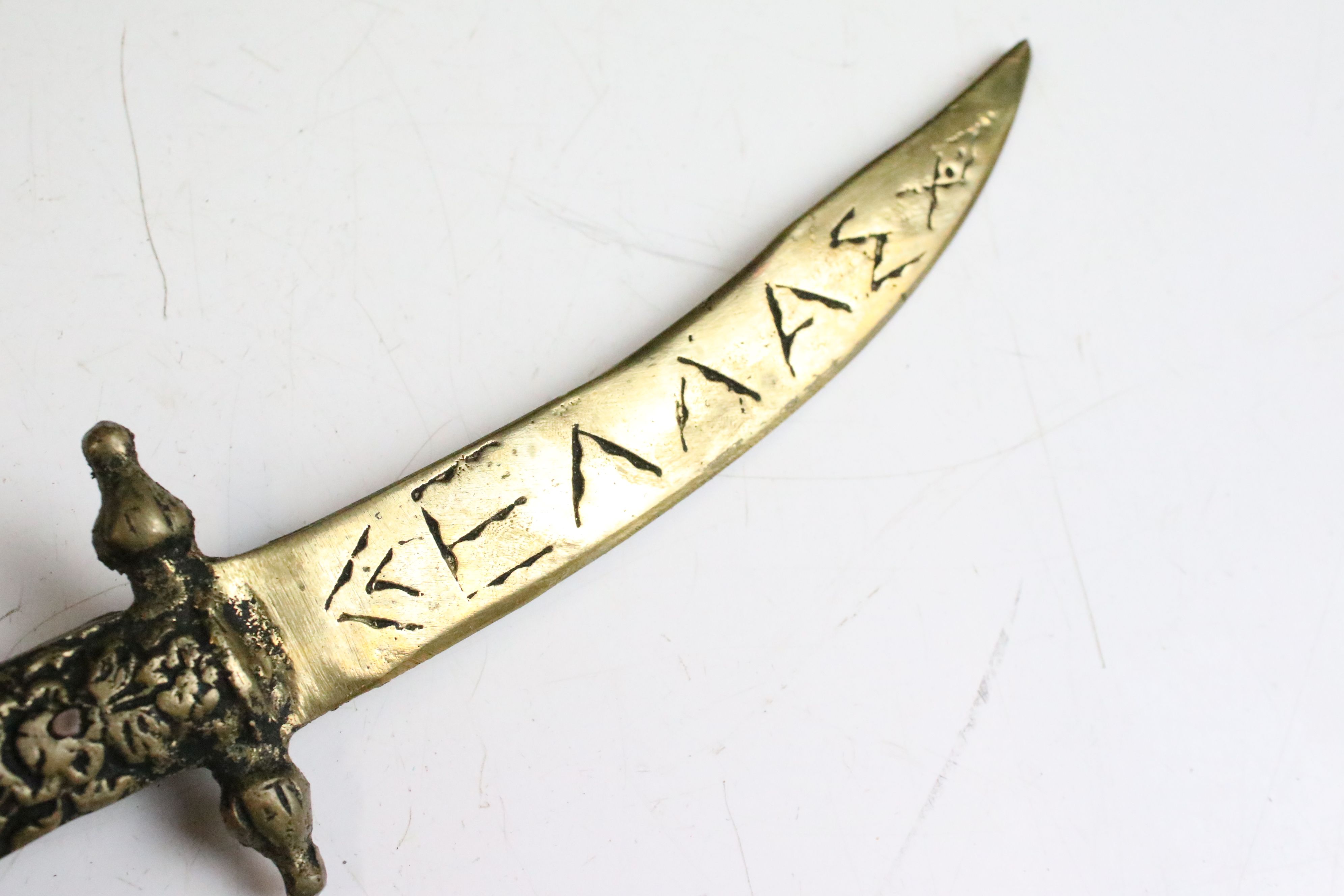 A reproduction short sword together with a similar dagger. - Image 8 of 8