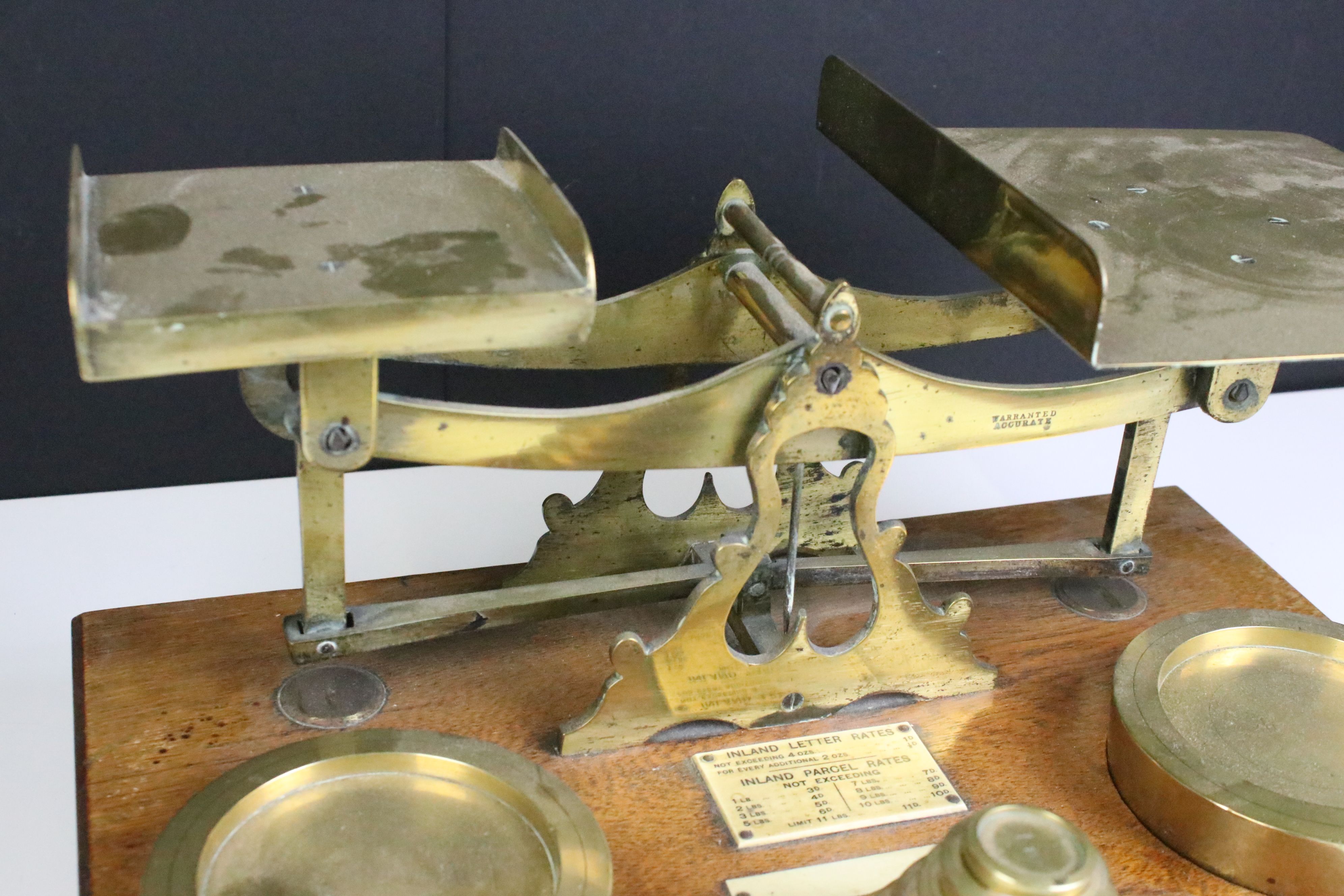 Set of brass inland postal scales, complete with weights (ranging from 1oz to 4lb), with ivorine - Image 2 of 5