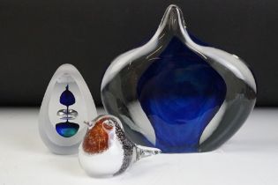 Collection of studio art glass to include a robin paper weight signed TVG to base, a Svaja glass