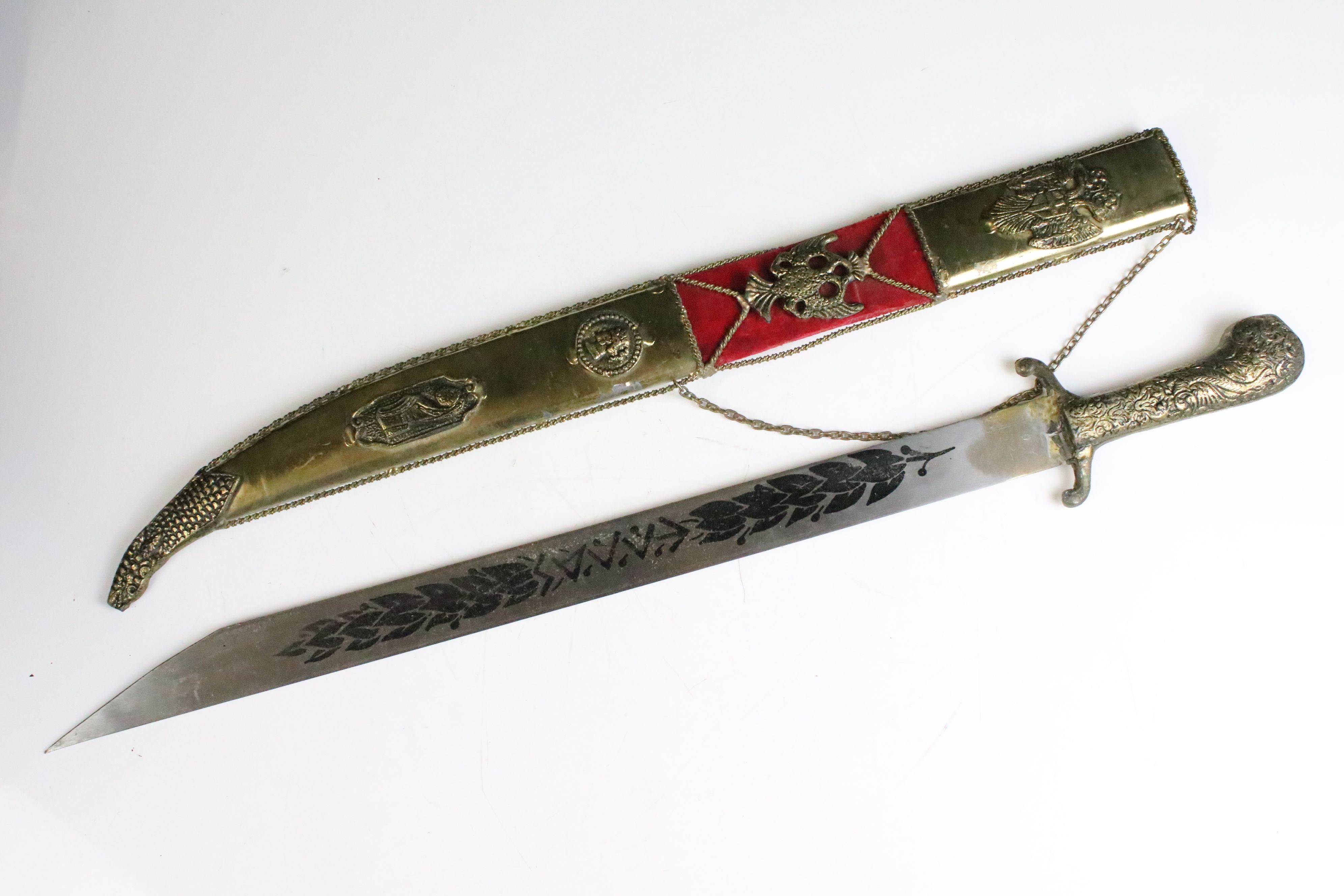 A reproduction short sword together with a similar dagger. - Image 2 of 8