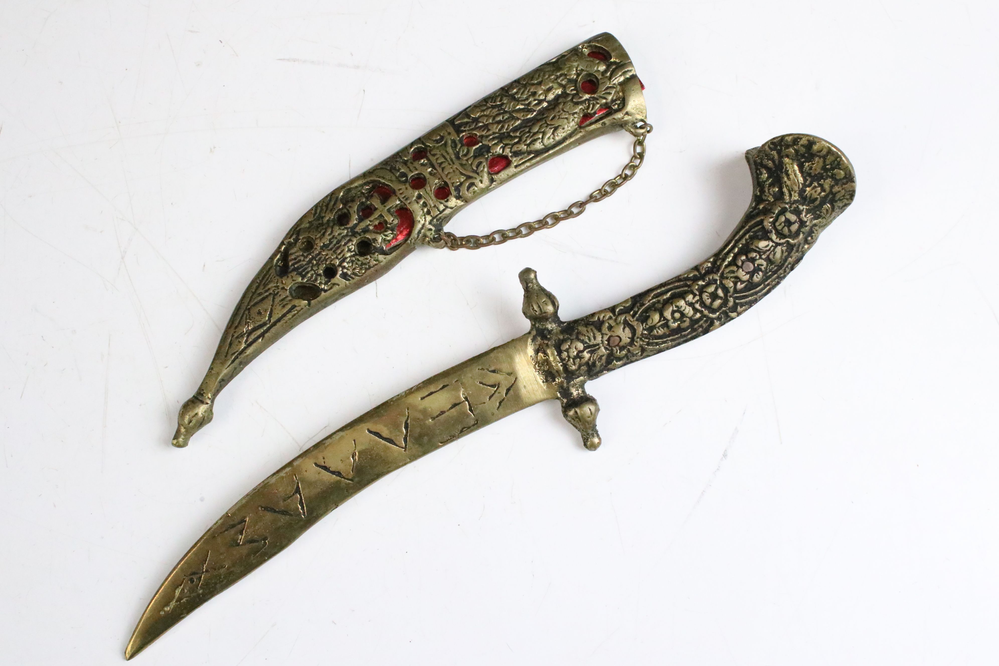 A reproduction short sword together with a similar dagger. - Image 6 of 8