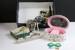A collection of mixed vintage and contemporary costume jewellery to include necklaces, bracelets,