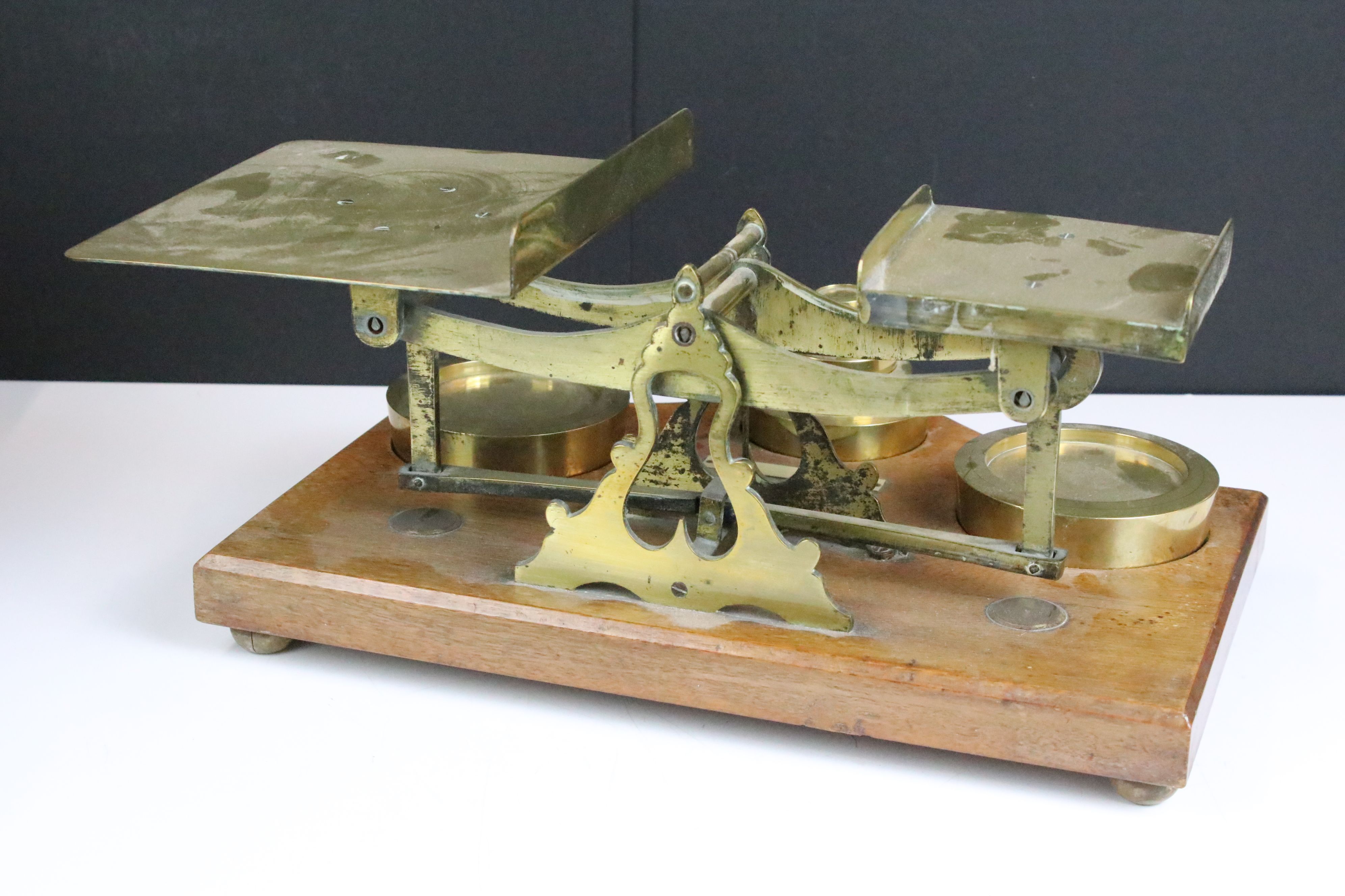 Set of brass inland postal scales, complete with weights (ranging from 1oz to 4lb), with ivorine - Image 4 of 5