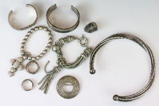 Silver and white metal jewellery to include a Scottish roundel brooch (hallmarked Edinburgh), open