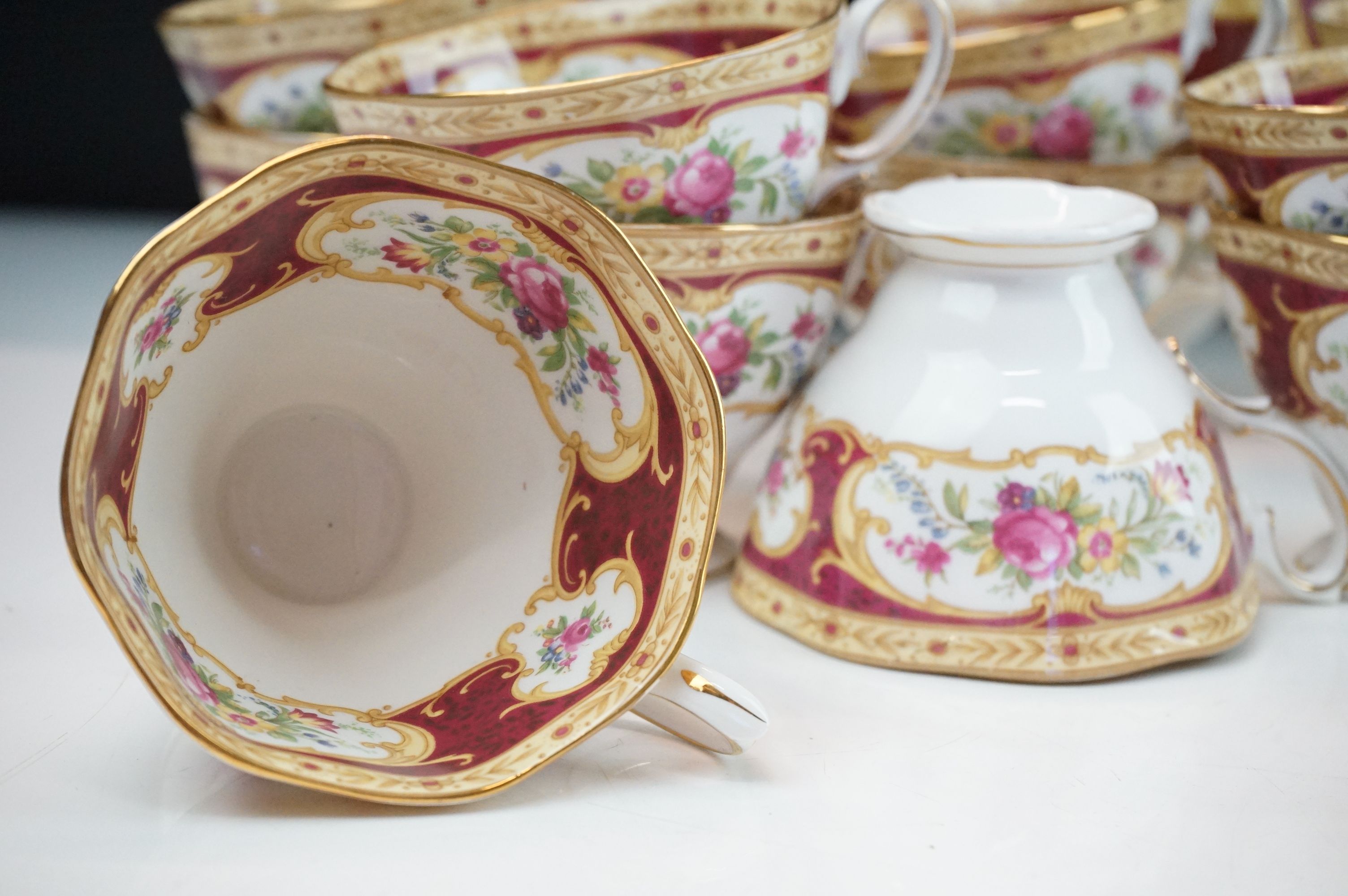 Royal Albert Lady Hamilton tea service consisting of 12 tea cups, 11 saucers, two creamer jugs, salt - Image 4 of 11