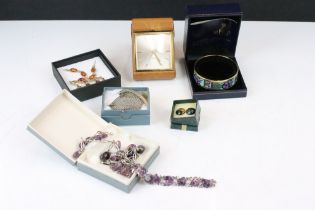 Jewellery to include an amber silver necklace, tigers-eye stud earrings, enamelled hinged bangle,