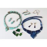 Stone set jewellery to include blue stone collar necklace and earrings, malachite stud earrings,