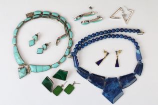 Stone set jewellery to include blue stone collar necklace and earrings, malachite stud earrings,